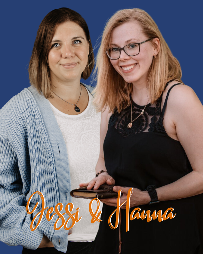 Jessica Kaluza und Johanna Hegermann. Jessi und Hanna sind die Gründerinnen des Write Choice Clubs und helfen Autorinnen dabei, dass sie mit einem gezielten Online Buchmarketing mehr Leser:innen erreichen und dabei wertvolle Schreibzeit sparen