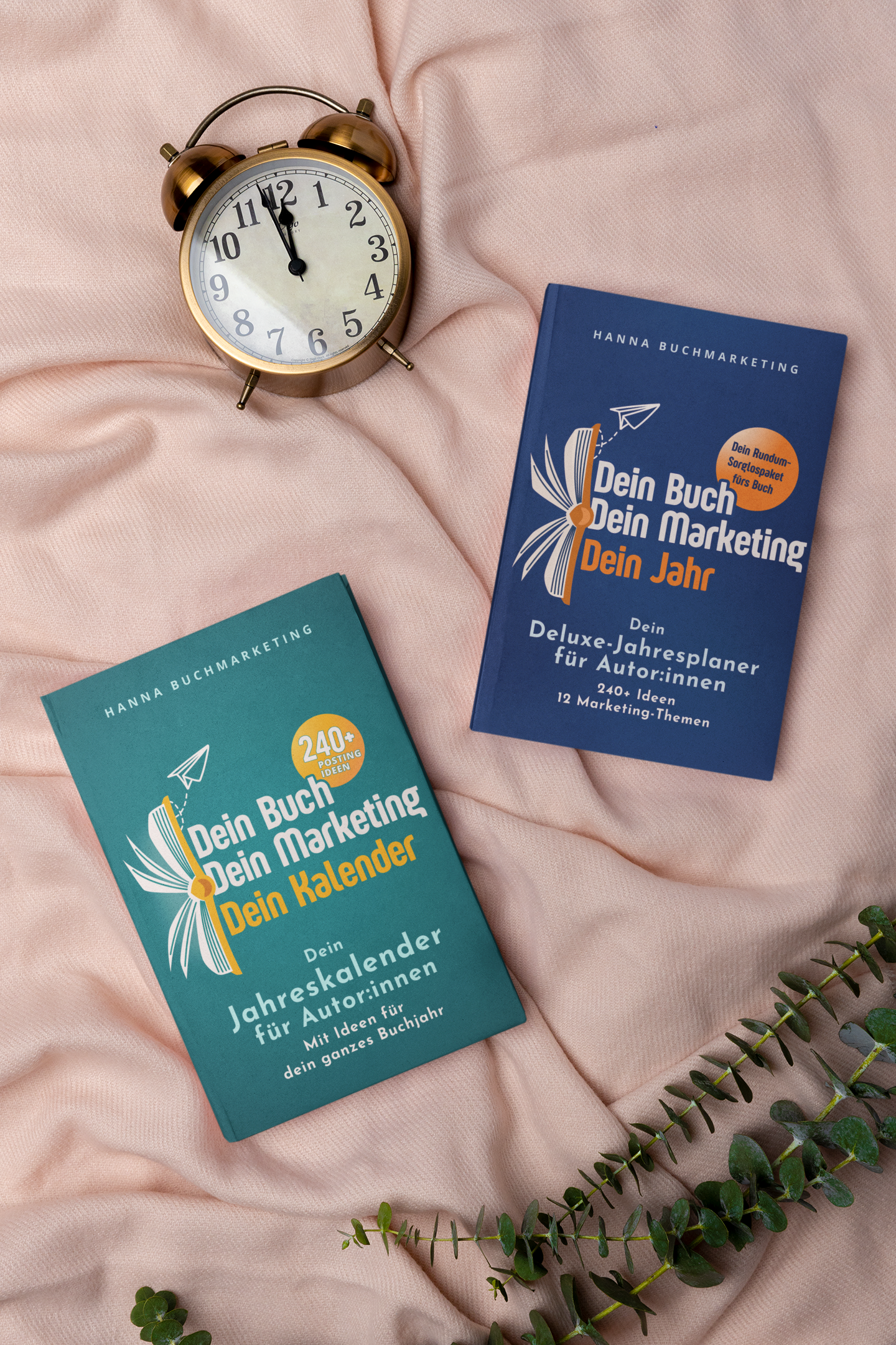 Plane dein Buch- und Marketingjahr 2026 mit dem flexiblen Autor:innen-Jahresplaner, die beide hier auf einem Bett unter einer Uhr liegen. Jetzt Deluxe oder Basis vormerken & als Erste:r starten!