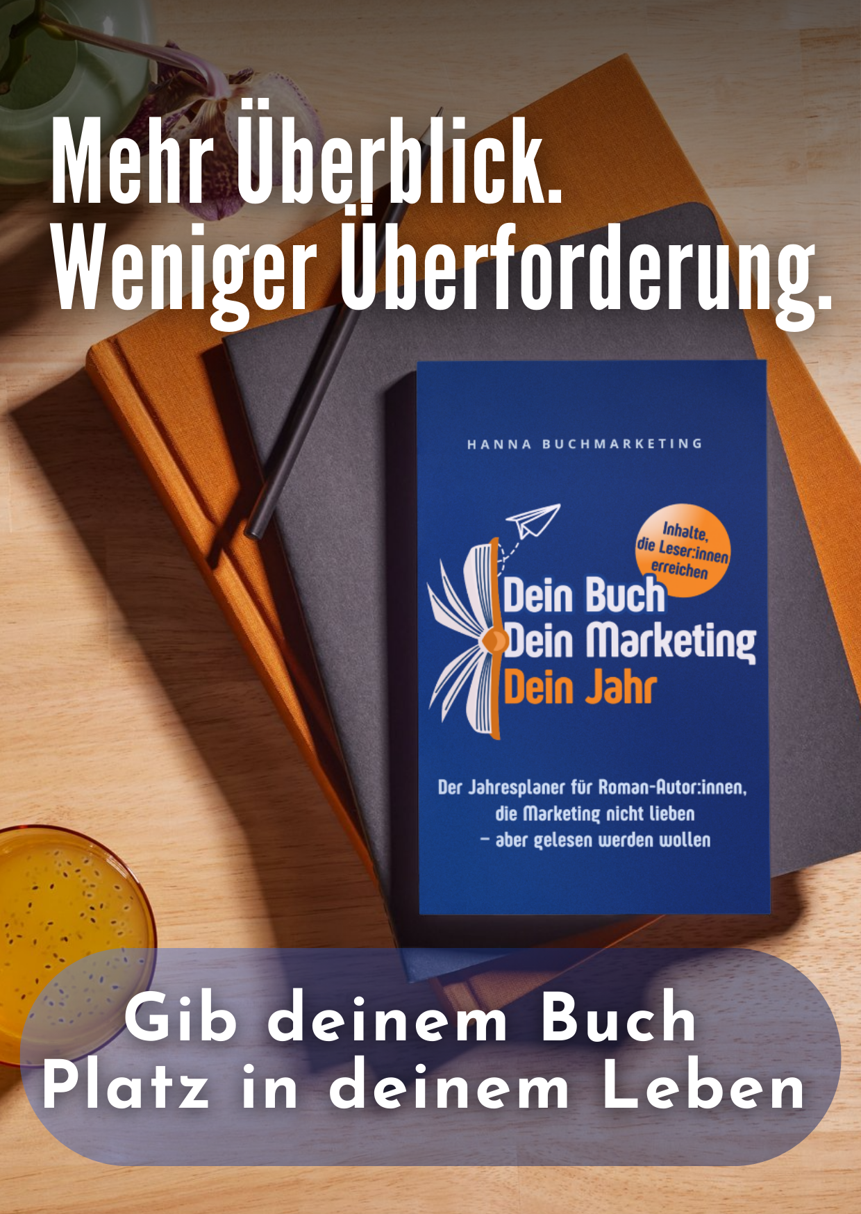 Werbematerial Postkarte Basis und Deluxe Planer (10) Buch "Dein Buch. Dein Marketing. Dein Jahr" auf einem Schreibtisch. Dazu der Titel "Mehr Überblick. Weniger Überforderung" Und der Untertitel: Gib deinem Buch Platz in deinem Leben